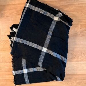 Old Navy Black and White Blanket Scarf